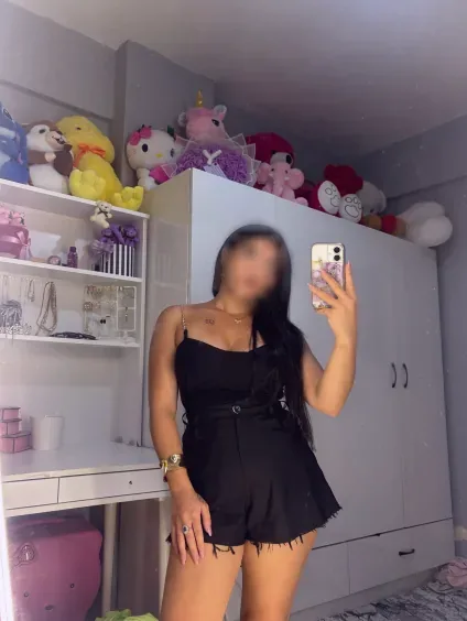 Julia, 27